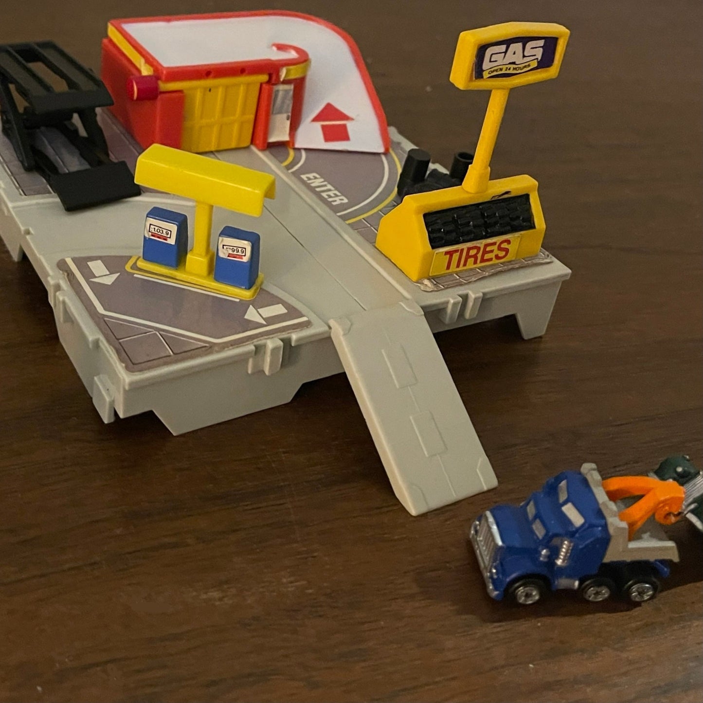 Service Station Play Set; by Galoob for Travel Cities Series - reJUNKshop