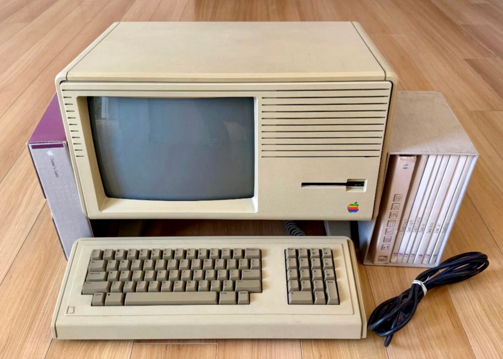 Apple LISA 2/5 Computer w/ Keyboard, Mouse, Manuals & Disk (WORKS) - reJUNKshop